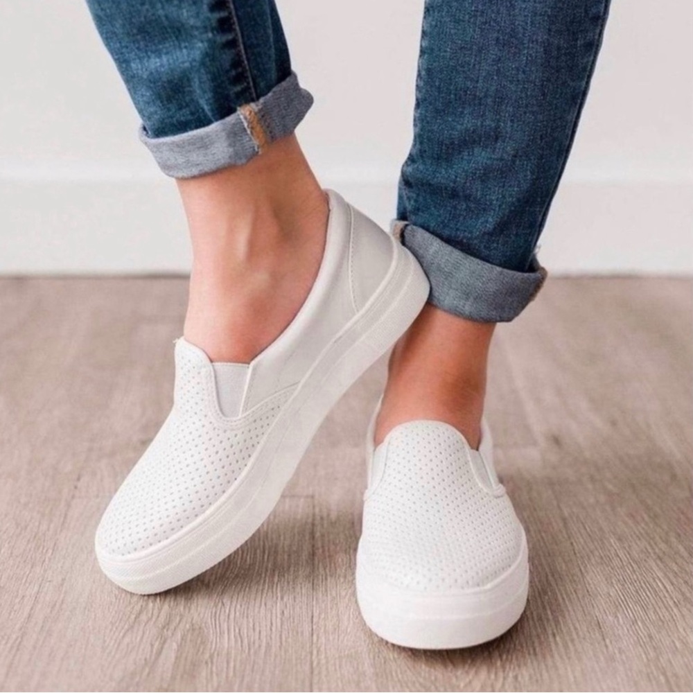 Slip-on Perforated Comfy Sneakers Loafer White Faux Leather Women Size 7.5 NIB